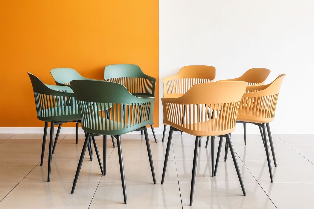 Chaises pour symboliser la discussion