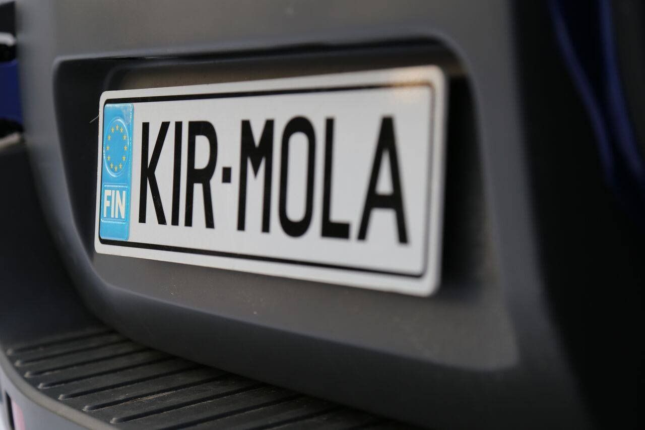 Lähikuva auton rekisterikilvestä, jossa lukee