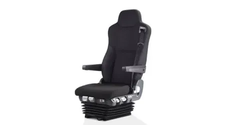 Musta ergonominen turvaistuin käsinojilla ja sivusäätimillä valkoisella taustalla