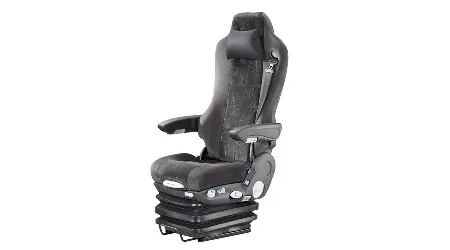 Musta ergonominen lepotuoli käsinojilla ja korotetulla jalkatuella valkoisella taustalla