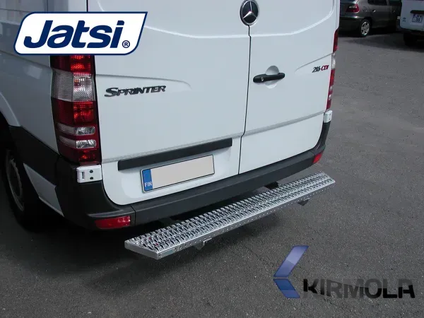 Valkoinen pakettiauto, jossa on taitettava taka-askelma, kuvattuna takaa vasemmalta.