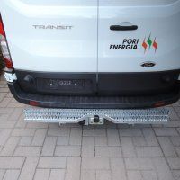 Valkoisen pakettiauton takaa katsottuna, jossa on Pori Energian logo ja takana metallinen esteetön hissi