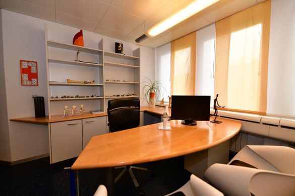 Mitarbeiter der Praxis Risch Ärzte-GmbH mit künstlichem Skelett