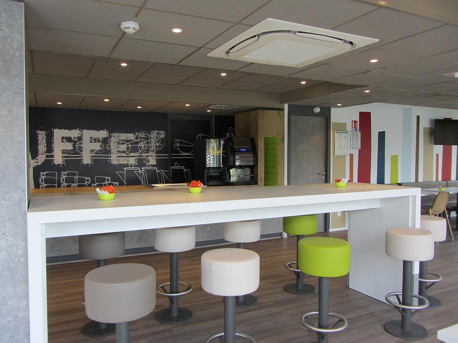 Tables et tabourets agencement Ibis