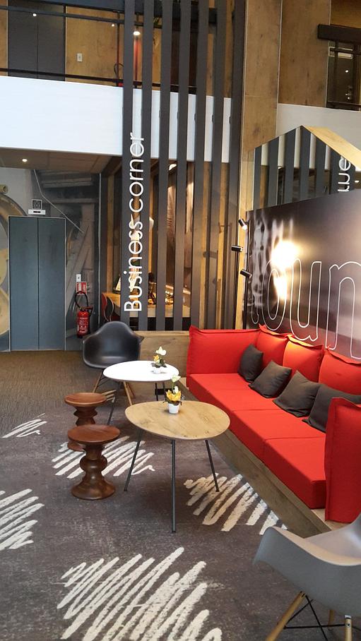 Canapé rouge après agencement