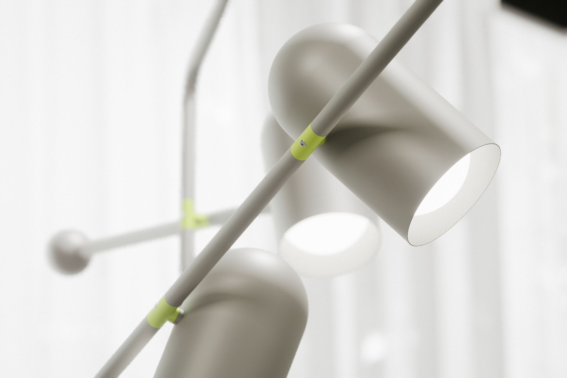 Moderne Pendelleuchte in Grau und Silber mit drei verstellbaren Strahlern.