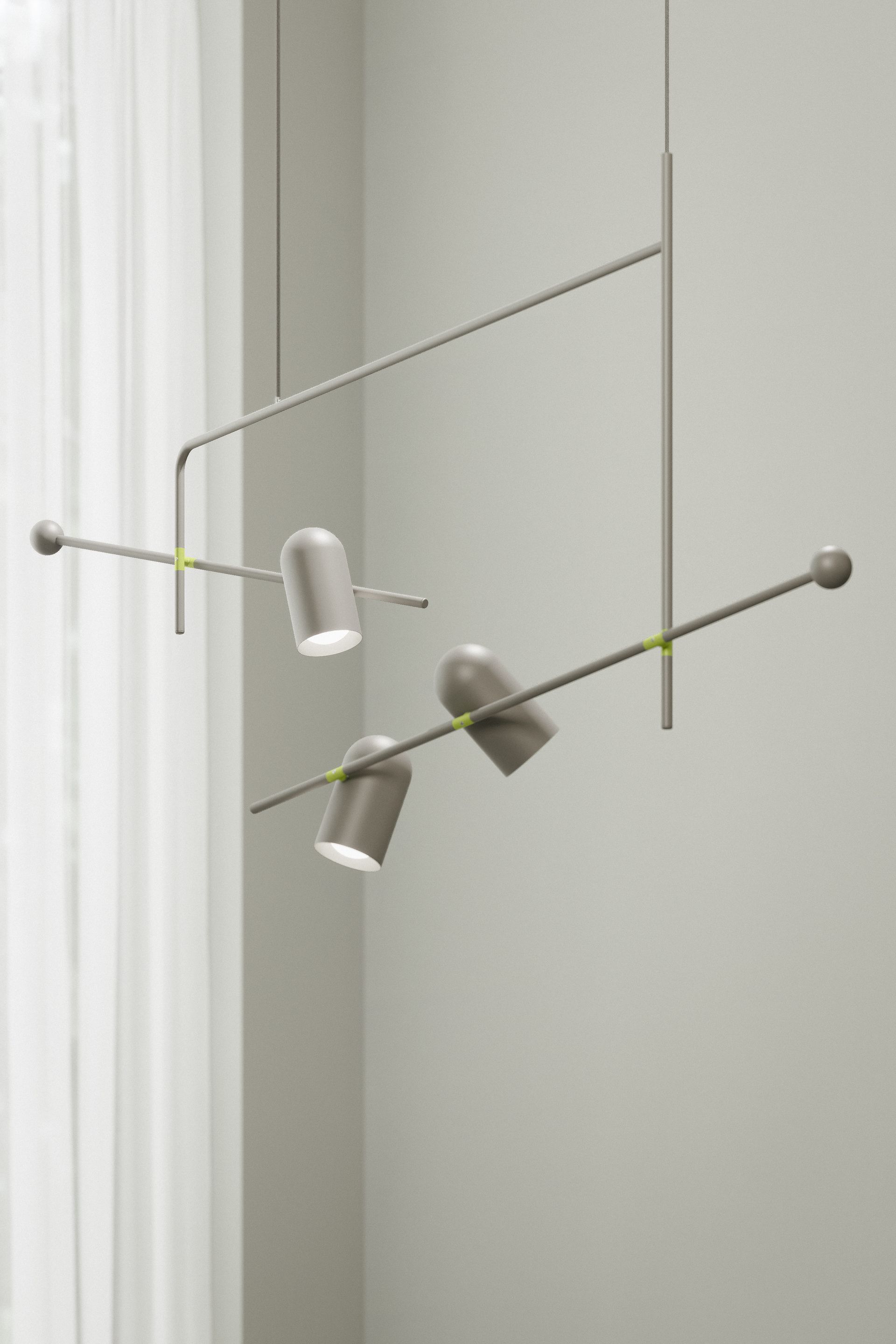 Moderne Pendelleuchte in Grau und Silber mit drei verstellbaren Strahlern.