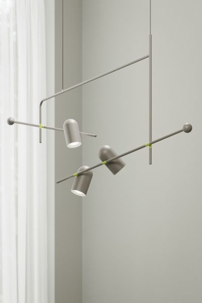 Moderne Pendelleuchte in Grau und Silber mit drei verstellbaren Strahlern.