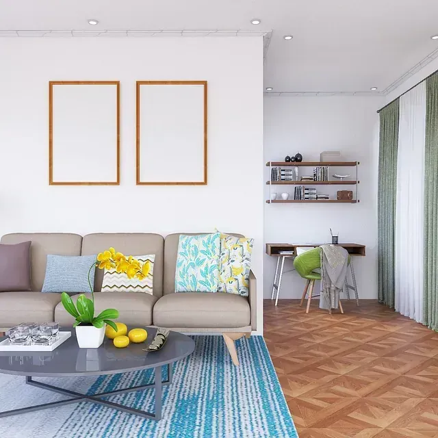 Sala de estar luminosa con sofá beige, alfombra azul, cuadro en la pared, escritorio y cortinas verdes.