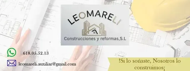 Logo de Leomareli Construcciones y reformas S.L. con datos de contacto y fondo de plano y casco amarillo