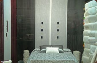 Un dormitorio con una cama y una pila de almohadas.