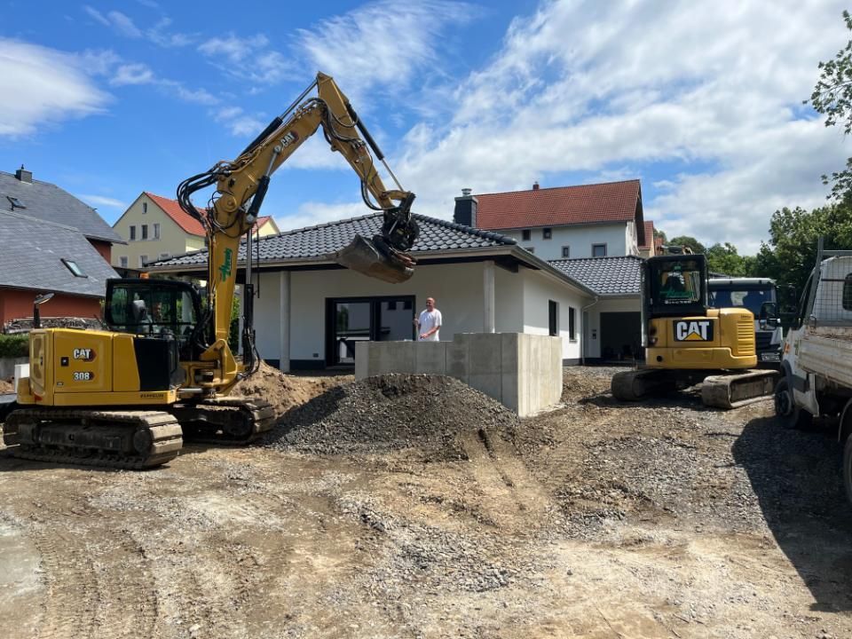 Thomas Herwig – ein Bagger unterstützt die Errichtung einer Außenanlage