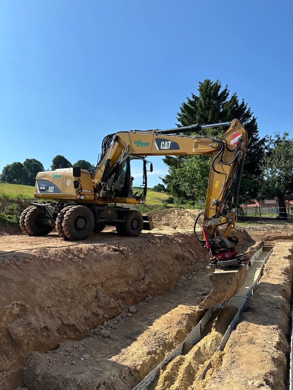 Thomas Herwig – ein Bagger bei der Freilegung von unterirdischen Rohren