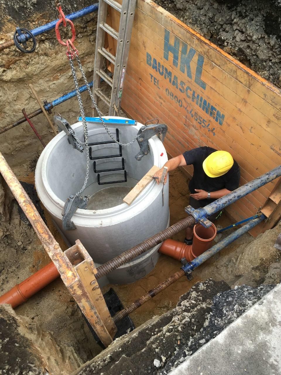 Thomas Herwig – ein Techniker bei der Installation von Kanalrohren