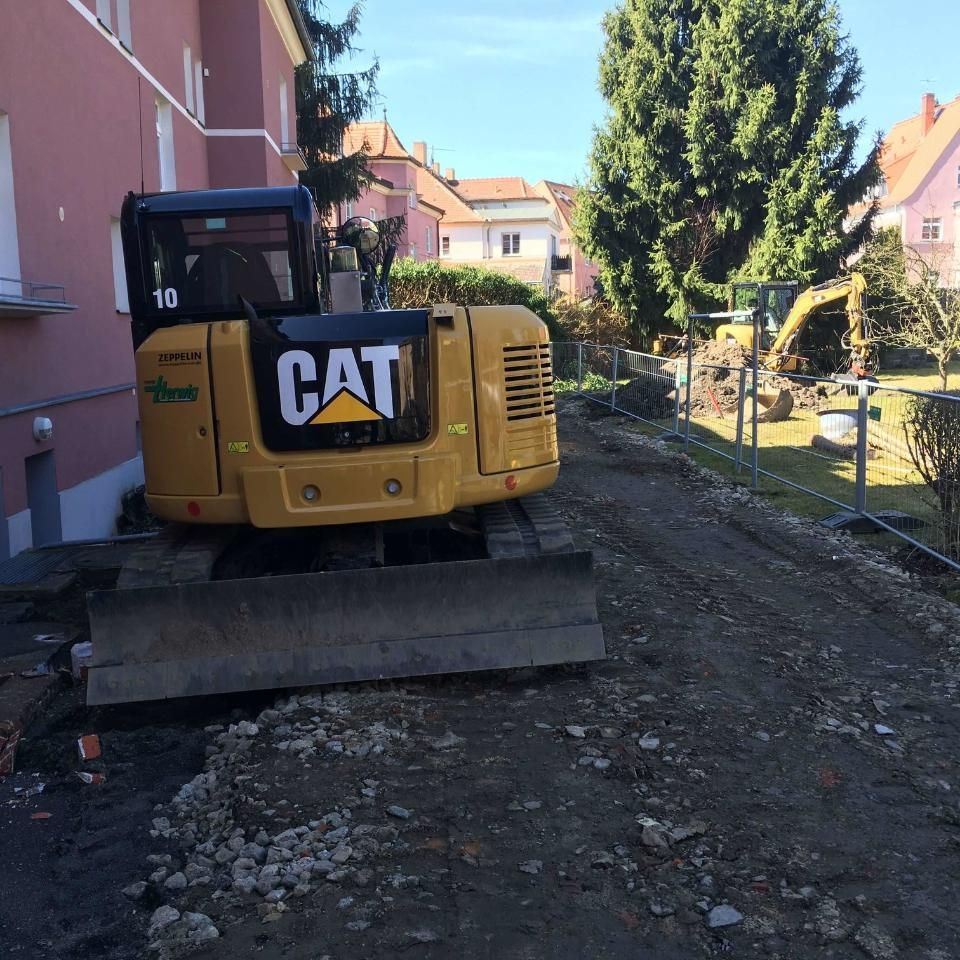 Thomas Herwig – ein Schaufelbagger an einem Gebäude