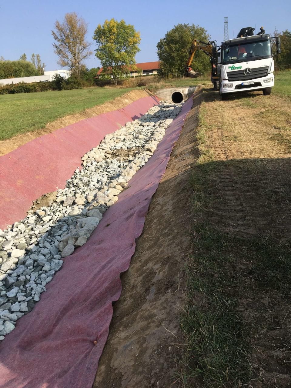 Thomas Herwig – ein fertiggestellter Wasserlauf an einer Wiese