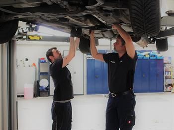 KRISTA Kfz Meisterbetrieb in Pulheim Brauweiler - Werkstatt innen, Leistungen, PKW Reparatur