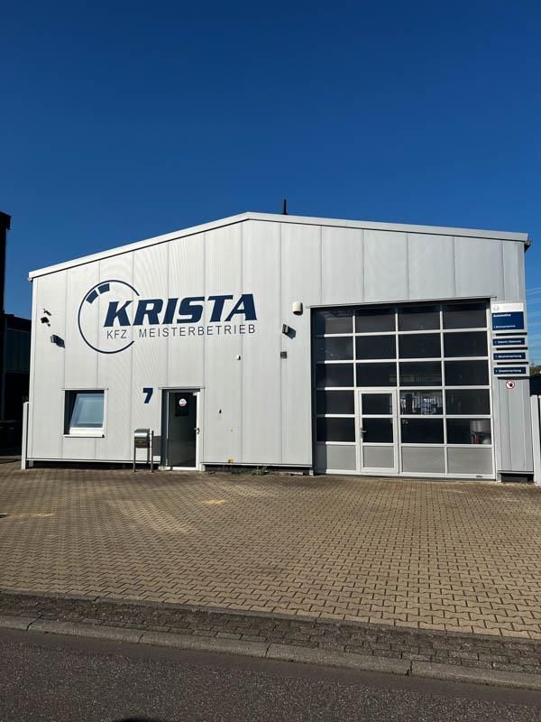 Ein weißes Gebäude mit dem Wort „Krista“ darauf