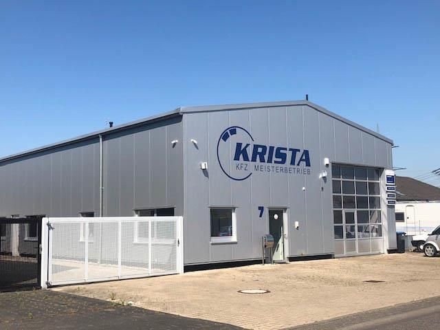 Ein großes Gebäude mit dem Wort „Krista“ darauf