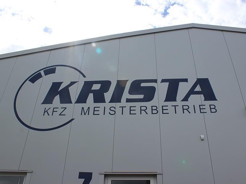 Das Wort „Krista“ steht an der Seite eines Gebäudes