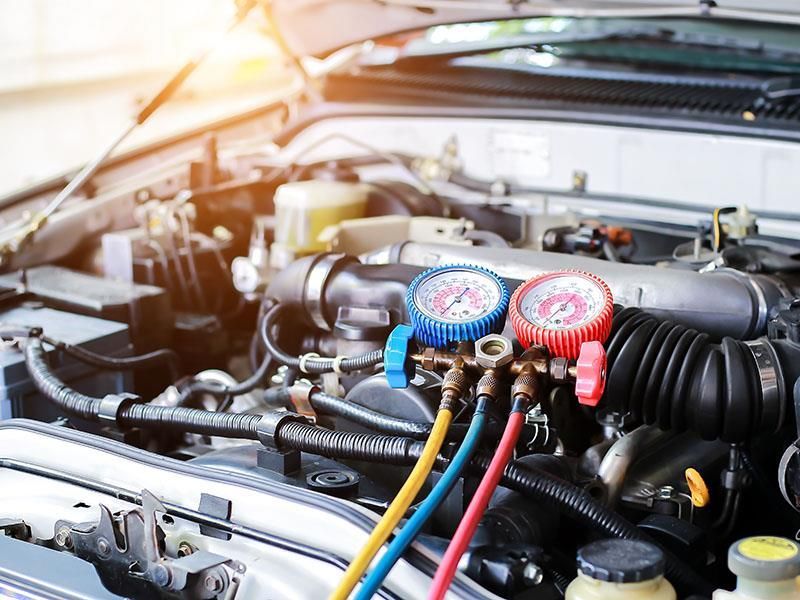 Eine Nahaufnahme eines Automotors mit daran angebrachten Messgeräten.