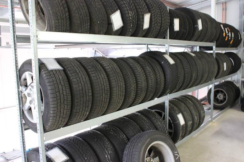 Ein Lager voller Reifen und Räder