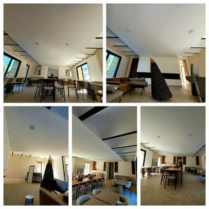 La rénovation d'une salle des fêtes avec un sapin