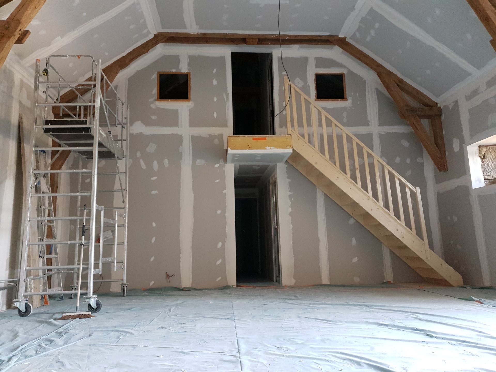 Un mur très haut couvert de placo