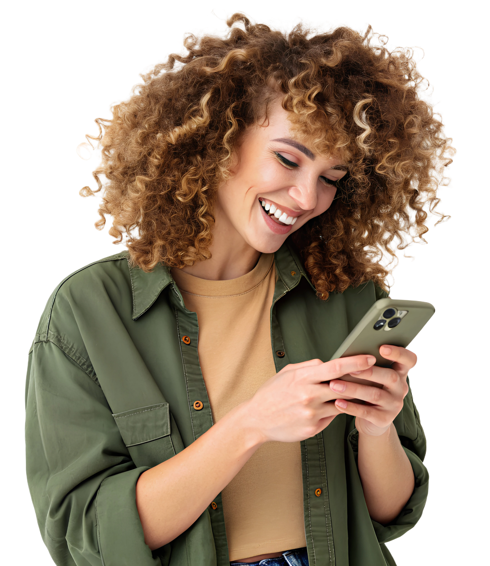 Jeune femme aux cheveux bouclés blonds souriant à son téléphone