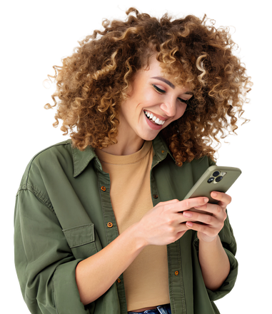 Jeune femme aux cheveux bouclés blonds souriant à son téléphone