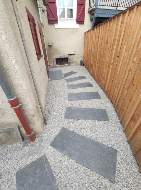 Allée gravillonnée avec des pas japonais