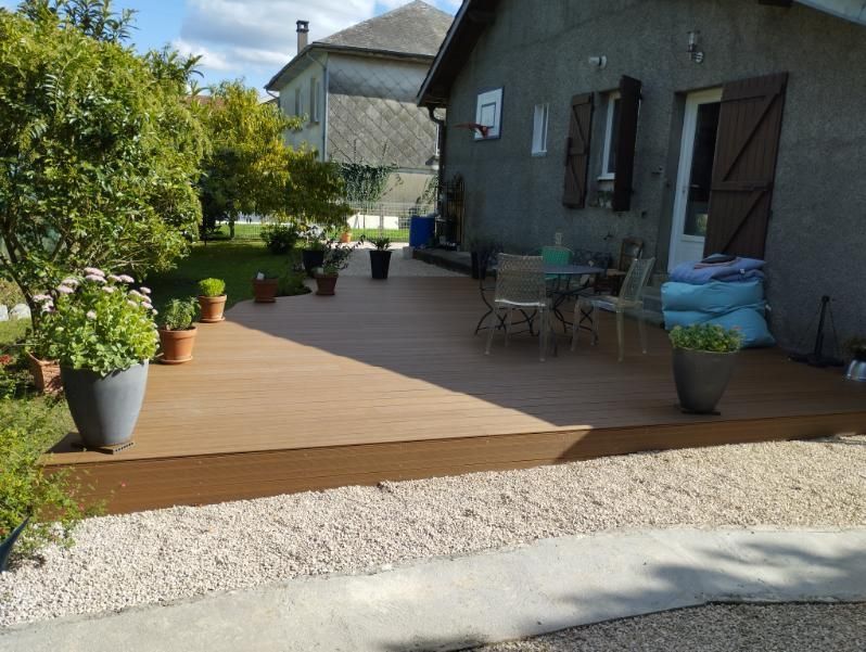 Extension de maison avec une terrasse en bois