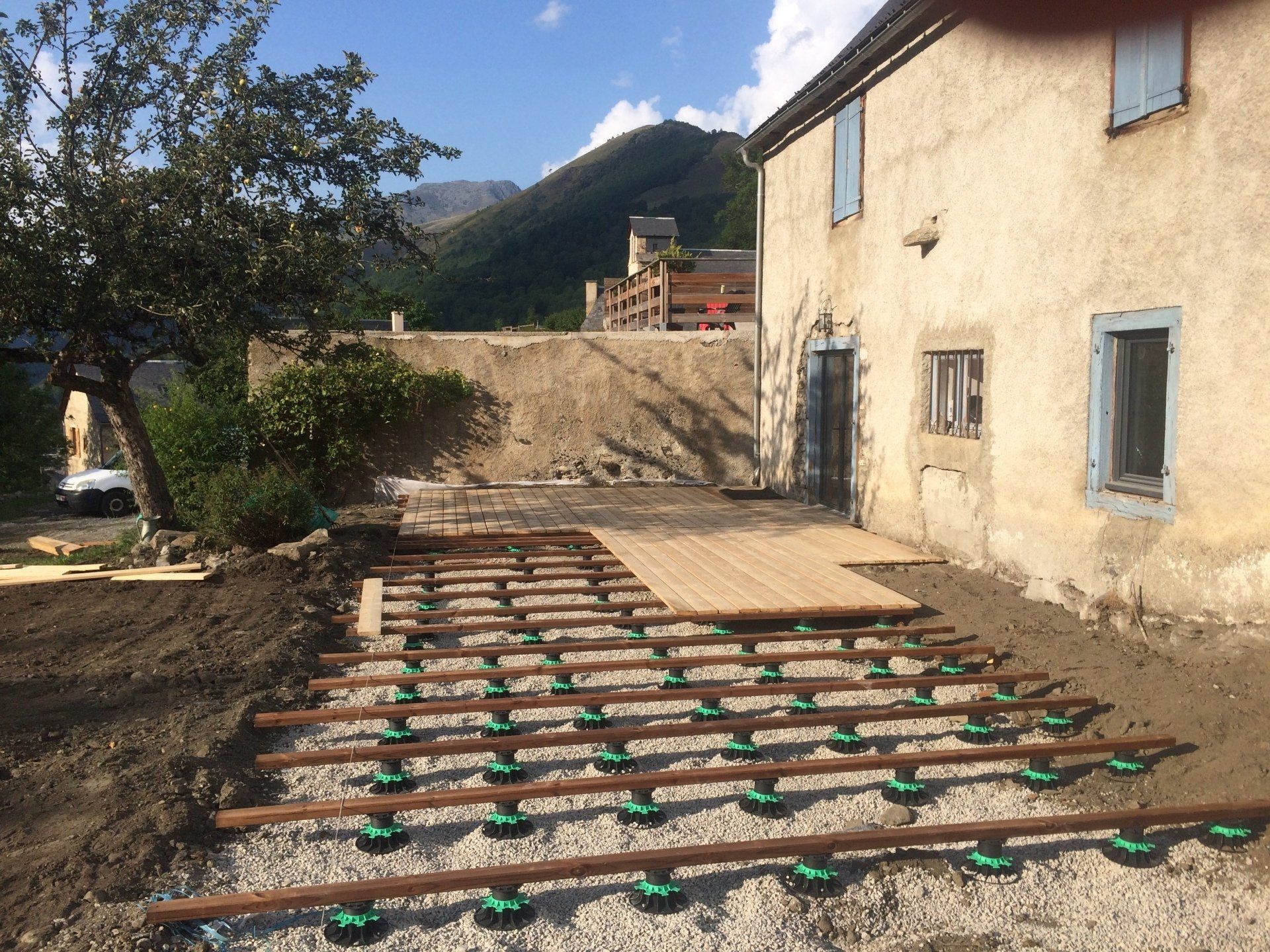 Terrasse en bois en cours de construction