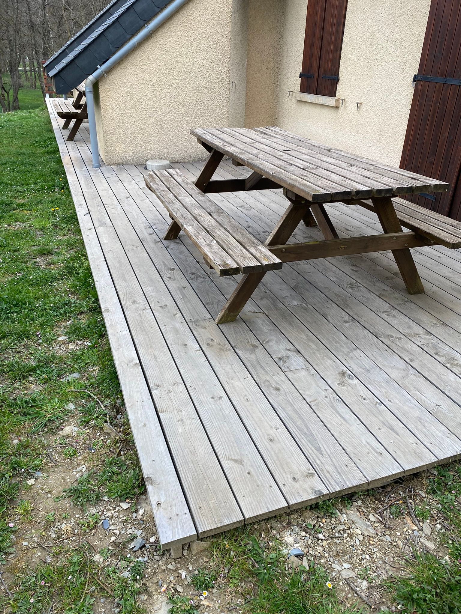 Terrasse en bois et banc de pique-nique