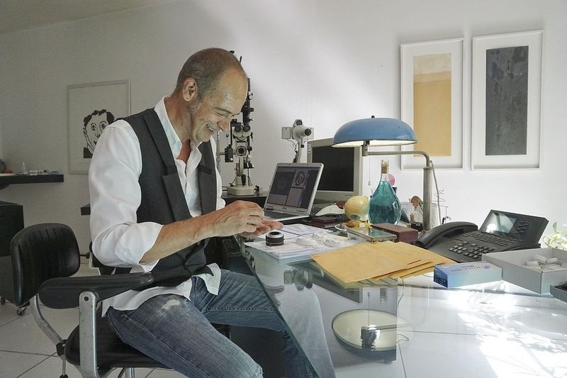 Kontaktlinsenspezialist Ammann bei der Arbeit