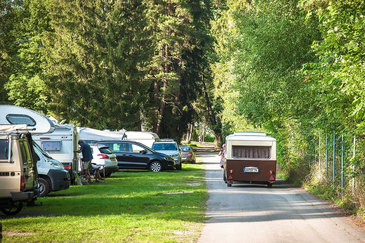 Wohnmobil- und Wohnwagenplätze
