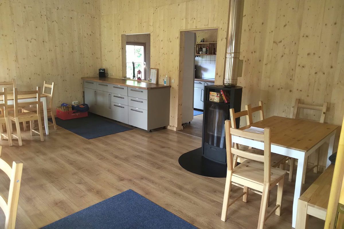 Eine Gruppe Kinder spielt auf einer Seilschaukel.