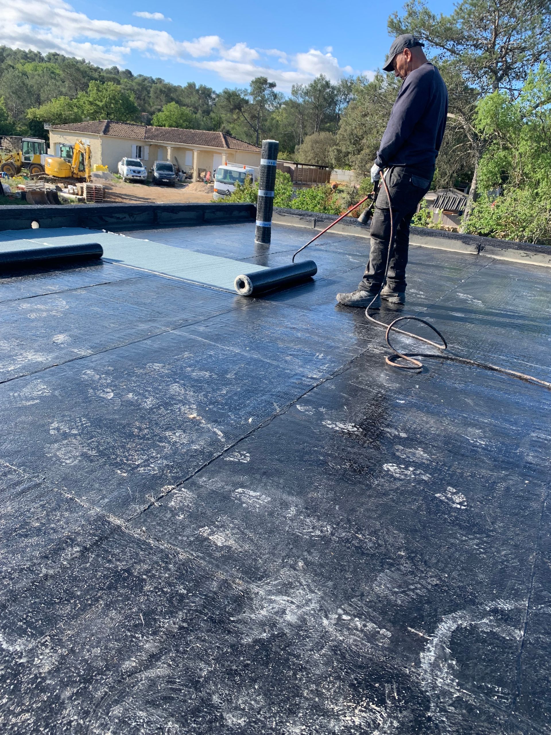 Étanchéité bitumeuse avec rouleau