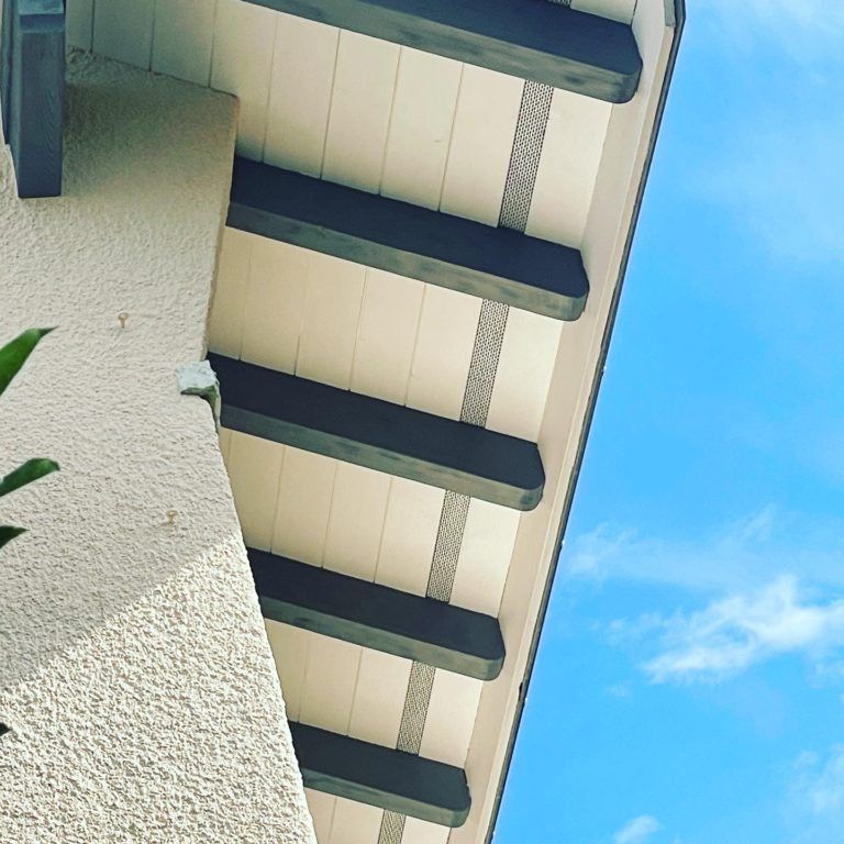 Ein Dach mit einem blauen Himmel im Hintergrund. Foto von witschi malerei.