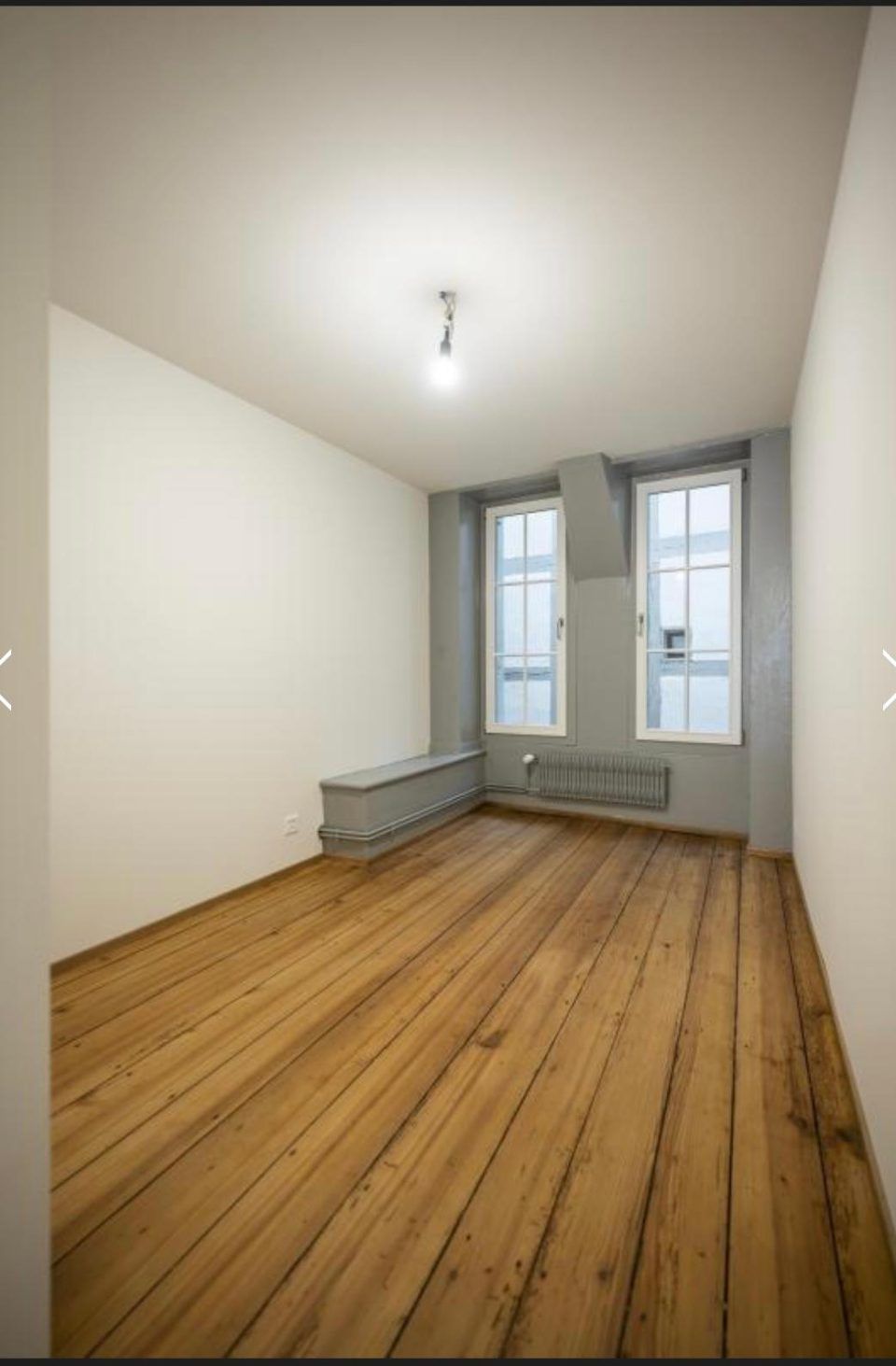 Ein leerer Raum mit Holzböden und weissen Wänden. Foto von der Witschi Malerei.