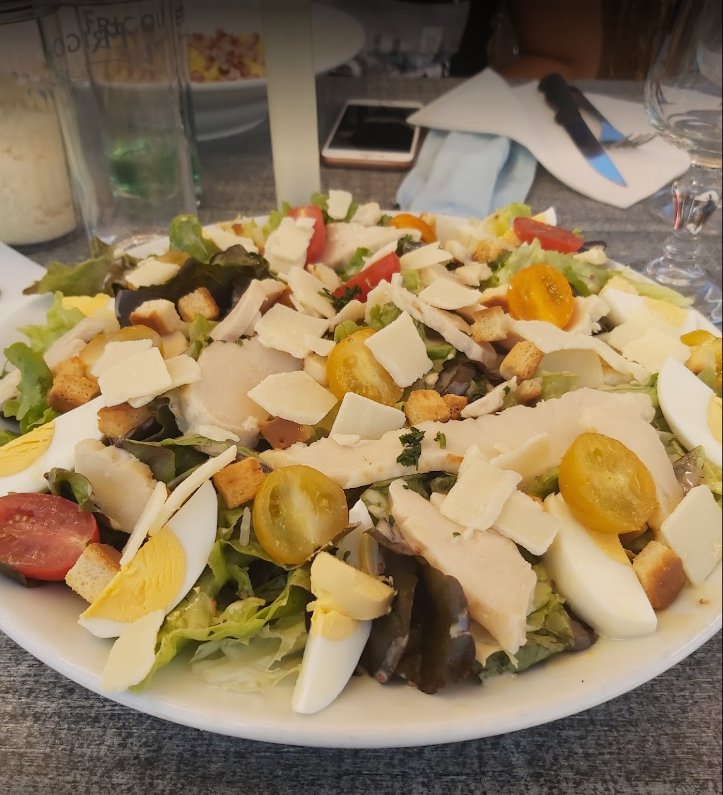 Salade composée avec tomates cerises