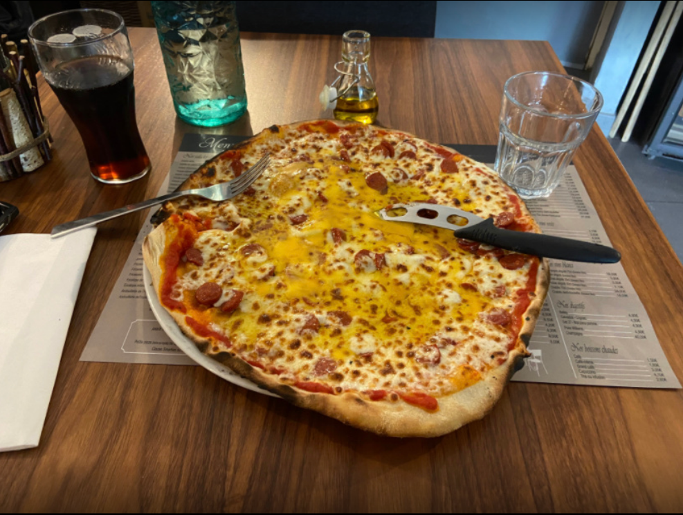 Pizza servie sur une table du restaurant