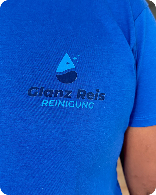 Blaues T-Shirt mit dem Logo und dem Schriftzug „Glanz Reis Reinigung“ auf der Brust.