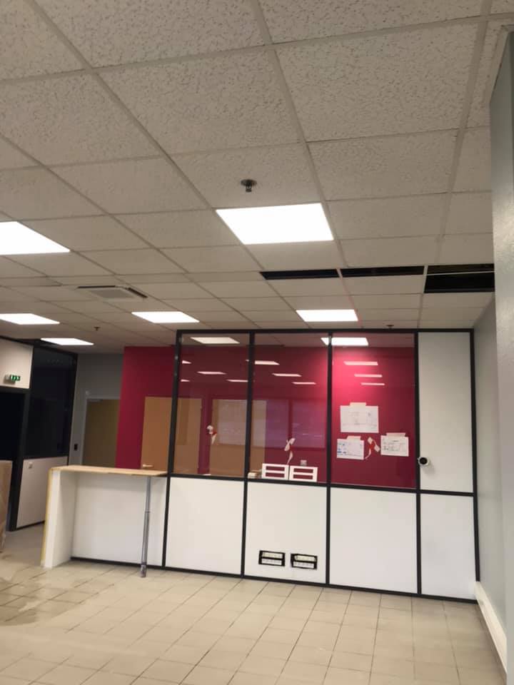 Bureau lumières sur faux plafond