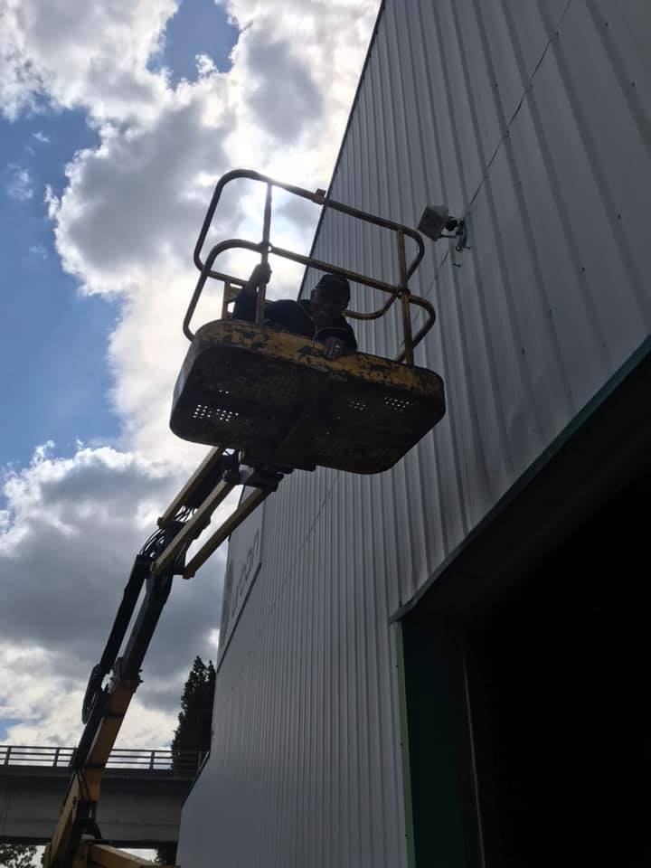 Lumière à l'extérieur d'un hangar
