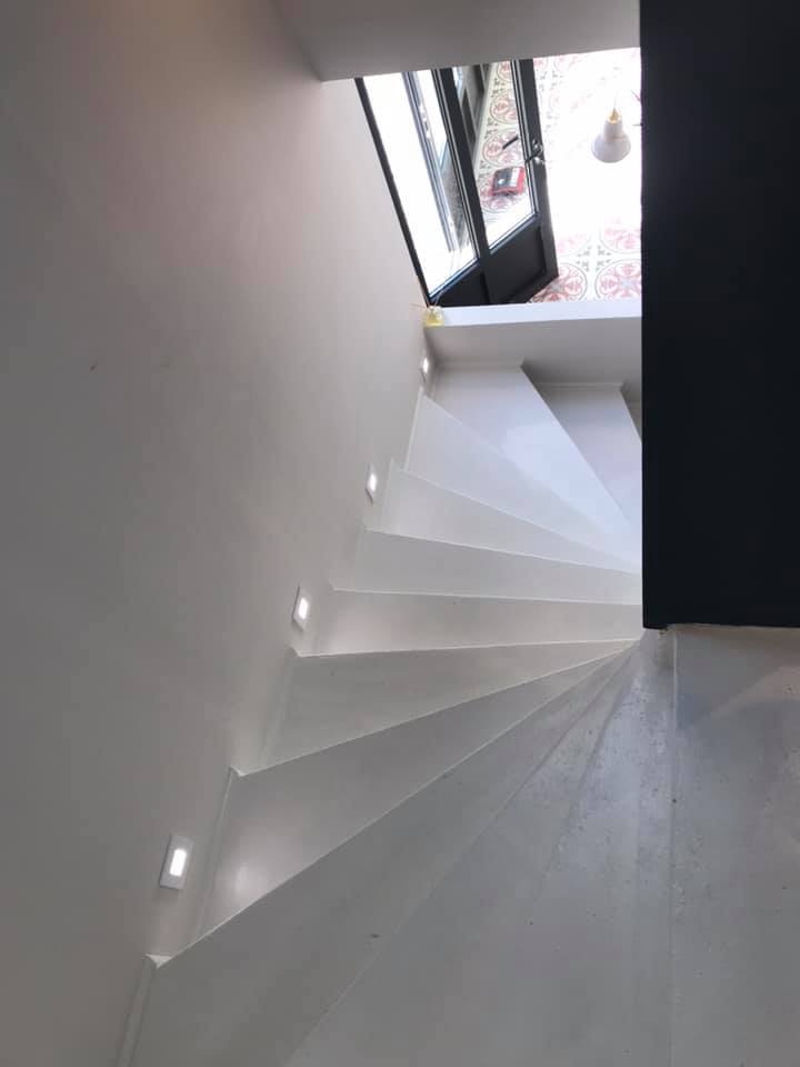Escalier blanc lumières