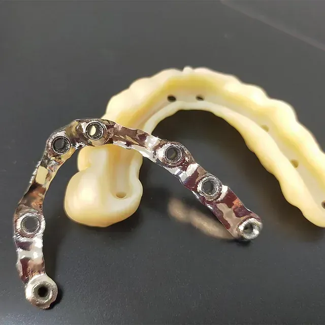 Un primer plano de un puente dental con agujeros.