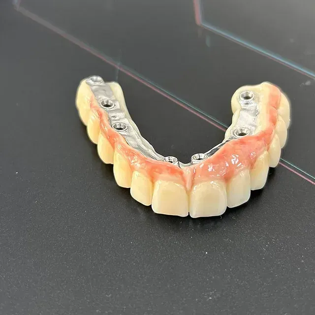 Un primer plano de una dentadura postiza sobre una mesa.