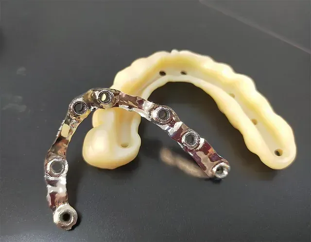 Un primer plano de un equipo dental sobre una mesa.