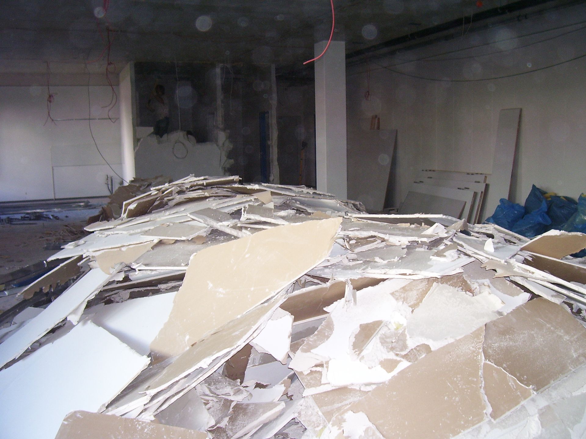 Mitarbeiter räumt auf einer Baustelle bei einer Entkernung auf